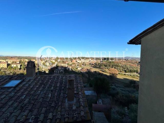 Nel famoso e rustico centro storico di Cetona, proponiamo in. 95m² Cetona