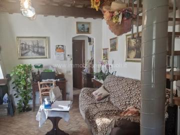 Nel suggestivo borgo collinare di Rigomagno, nel comune di S. 108m² Rigomagno
