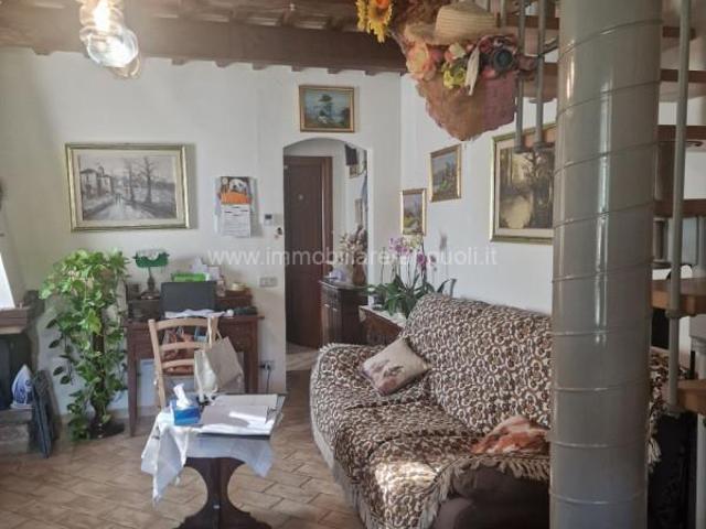 Nel suggestivo borgo collinare di Rigomagno, nel comune di S. 108m² Rigomagno