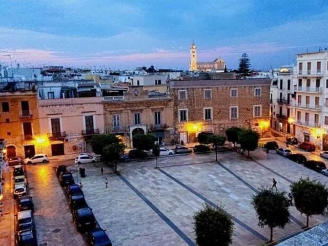 Nel suggestivo centro storico di Trani e più precisamente in Piazza Campo dei Longobardi, proponiamo in locazione grazioso mini appartamento arredato, recentemente ristrutturato con finiture moderne. L'immobile, situato al terzo piano di uno stabile senza