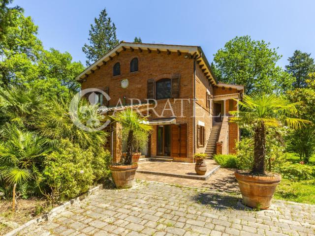 Nella tipica campagna toscana, proponiamo in vendita bel cas. 300m² Cetona