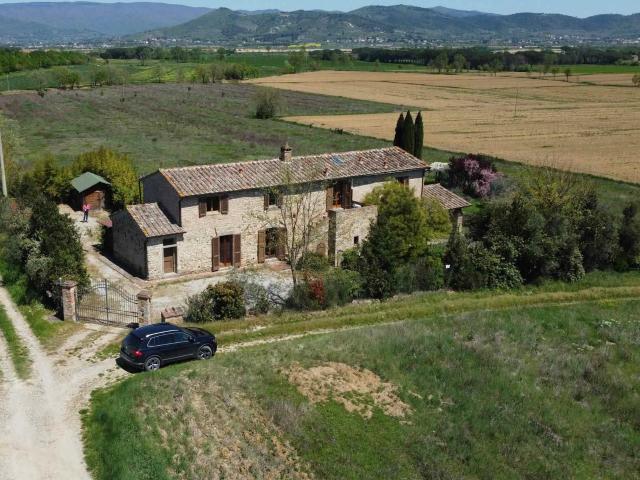 Nella bella campagna di Cortona, proponiamo in vendita una b. 280m² Cortona