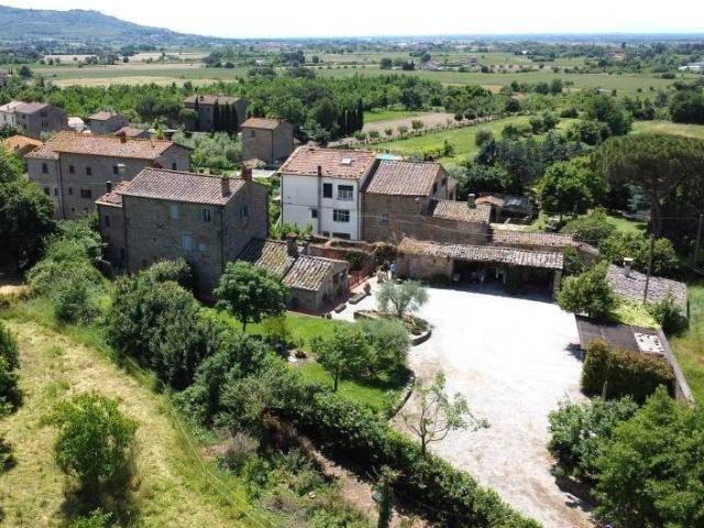 Nella bella località del Salcotto, a due passi da Camucia e. 370m² Cortona