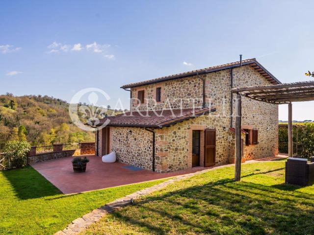 Nella campagna di Scansano, splendida villa in pietra di rec. 225m² Scansano