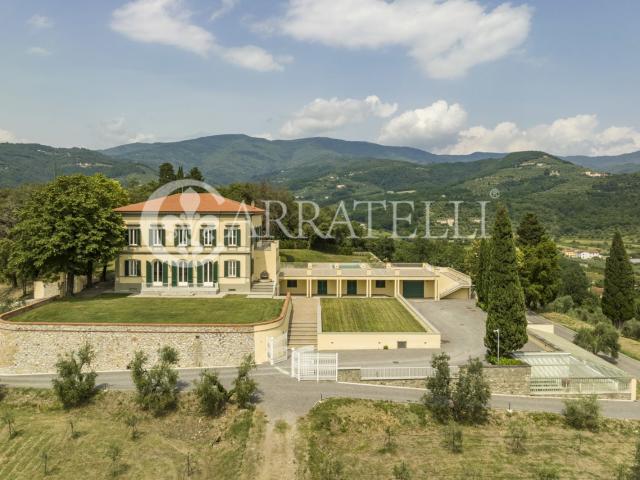 Nella collina che sovrasta Pistoia tenuta storica di 1800 mq. 1800m² Pistoia