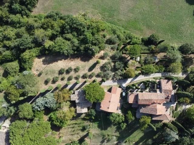 Nella piccola frazione di Falzano, a 30 minuti dal centro st. 240m² Cortona