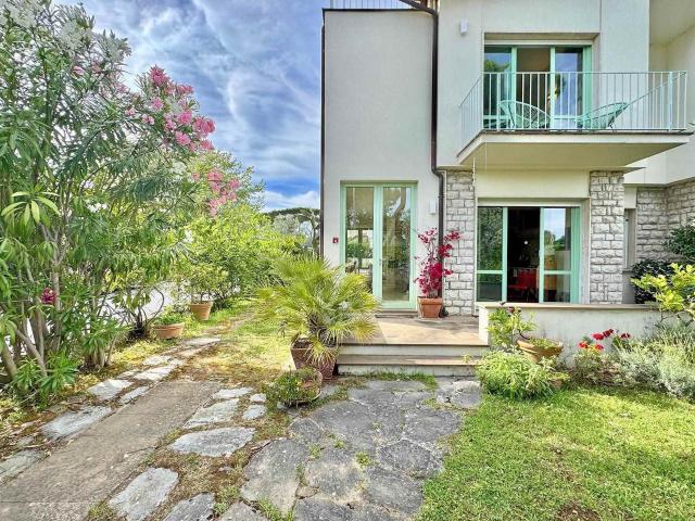 Nella prestigiosa zona di Lido di Camaiore, proponiamo in un. 218m² Camaiore