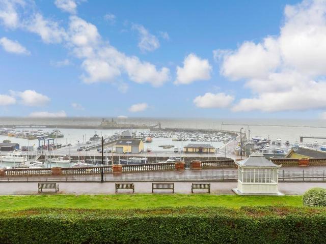 Nelson Crescent, Ramsgate CT11 2 bed apartment to rent £1,750 pcm £404 pw