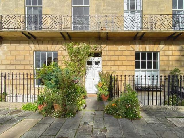 Nelson Place West, Bath, BA1 2 bed flat to rent £1,250 pcm £288 pw