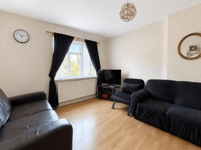 Nelson Road, TWICKENHAM, TW2 3 bed flat to rent £1,850 pcm £427 pw