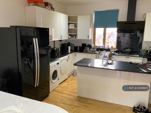 Nelson Road, Gillingham, ME7 3 bed flat to rent £1,650 pcm £381 pw