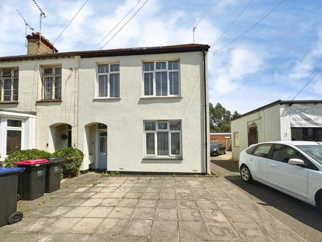 Nelson Road, Leigh On Sea 3 bed apartment to rent £1,850 pcm £427 pw