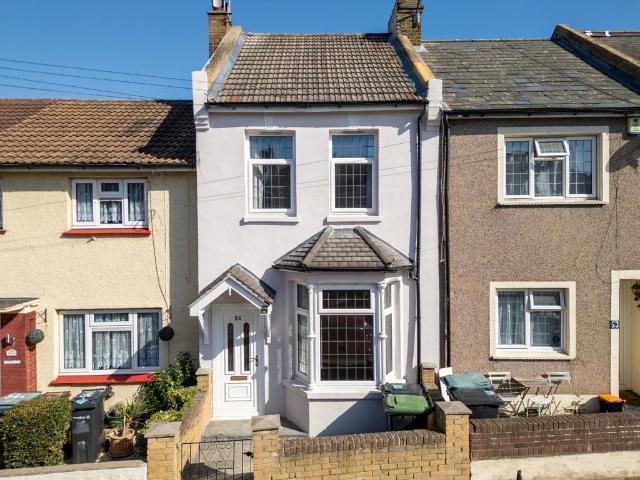 Nelson Road, Northfleet, Gravesend. 2 bed terraced house to rent £1,500 pcm £346 pw