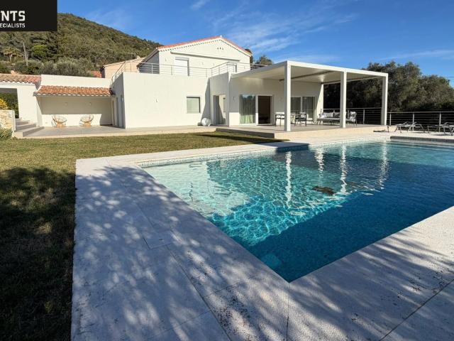 Nestled on the heights of Villefranche sur Mer, in the sough. 171m² Villefranche sur Mer