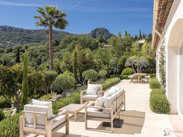 Nestled at the end of a quiet cul de sac in one of Vence’s m. 270m² Vence