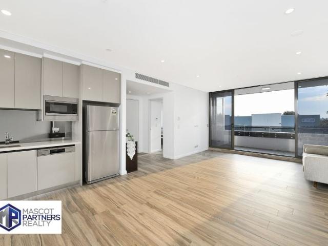 Nestled in the vibrant heart of Mascot, this spacious and fully furnished one bedroom apartment delivers five star, resort style living with unmatched urban convenience. Positioned just 6km from Sydney’s CBD and 2km from Sydney International and Domestic