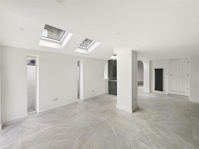 Nestled in the desirable area of Huntingdon Road, Cambridge, this charming house offers a perfect blend of space and comfort, ideal for families or those seeking a generous living environment. Beautifully refurbished throughout, with well planned and