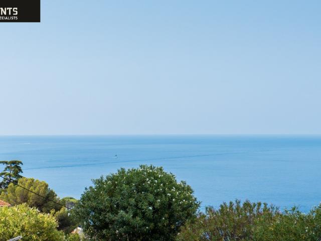 Nestled in the heart of the highly sought after Mont Boron d. 81m² Nice
