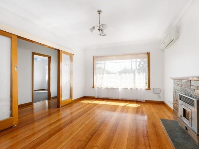 NESTLES CENTRALLY IN THOMASTOWN!