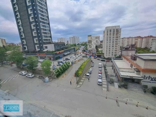 Nesrin Emlak'tan Cadde Üzeri Merkezde Ara Kat Daire 2+1