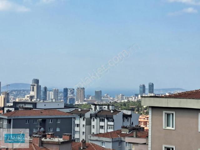 Nesrin Emlak'tan Cadde Üzerinde Adalar Manzaralı Daire 3+1