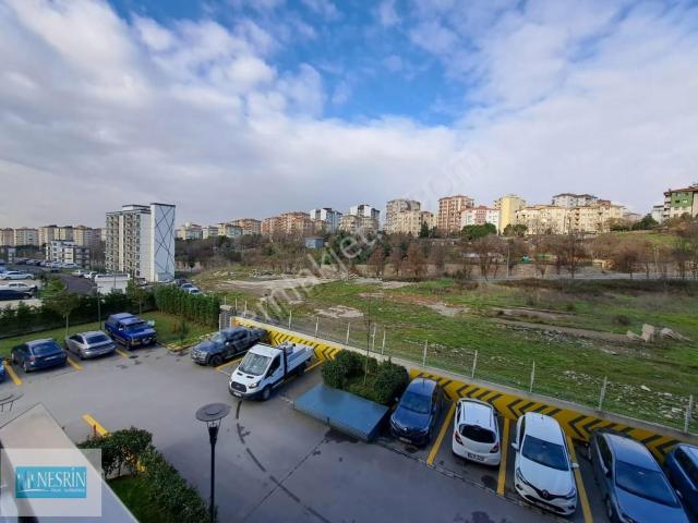 Nesrin Emlak'tan Güvenlikli Havuzlu Sitede Ara Kat