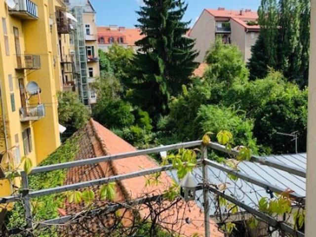 Nette 2 Zimmer Altbauwohnung mit Balkon in der Mandellstraße zu vermieten!