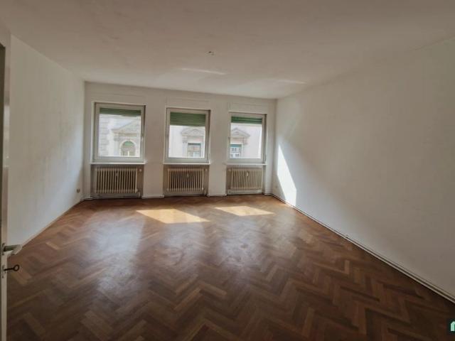 Nette 2 Zimmer Altbauwohnung mit Balkon in der Mandellstraße zu vermieten!