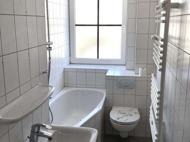 Nette 2,5 Zimmer Wohnung mit Parkett und Tageslichtbad