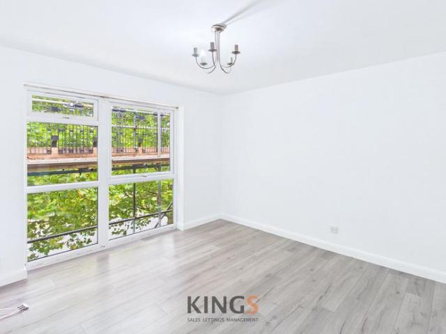 Nettlecroft, Welwyn Garden City, AL7 2 bed apartment to rent £1,550 pcm £358 pw