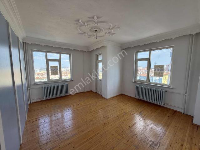 Net Emlaktan Ana Yol Üstü Üniversite Karşısı 3+1 Arakat Kiralık