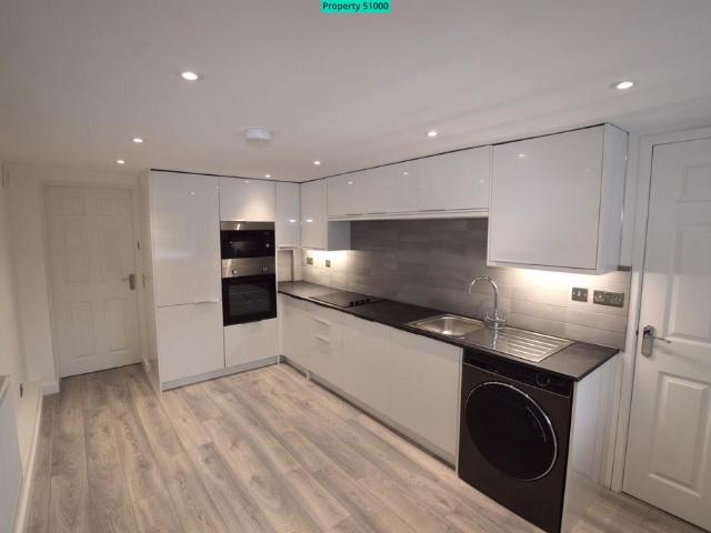 Nether Street, Farsley, Pudsey, LS28 2 bed terraced house to rent £1,100 pcm £254 pw