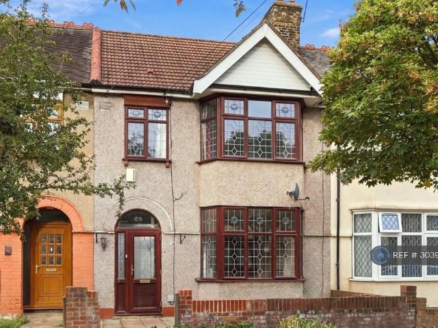Netherfield Gardens, Barking, IG11 3 bed terraced house to rent £2,400 pcm £554 pw