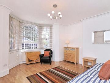 Netherhall Gardens, Hampstead. Studio to rent £1,746 pcm £403 pw