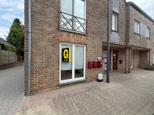 Netjes gerenoveerd 1 slaapkamer appartement met ruime kelder en inpandige garage