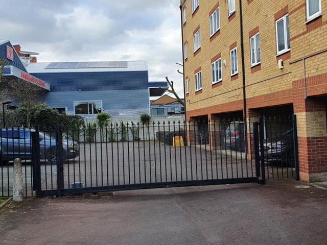 Neutrally presented 2 bedroom near Canary Wharf