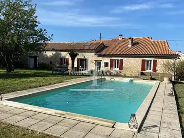 Neuvic 24190 Achat / Vente maison 9 pièces t9 piscine parking