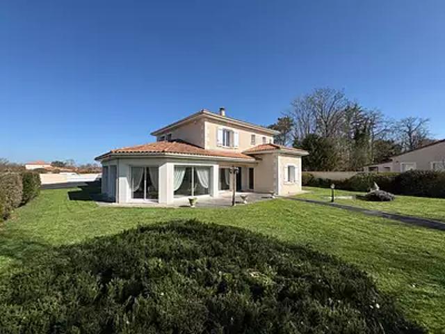 Neuville de Poitou 86170 Achat / Vente maison 10 pièces t10 au dernier étage terrasse