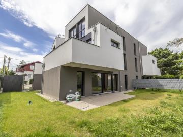 NEUWERTIG: Doppelhaushälfte mit Terrassen und Garten!