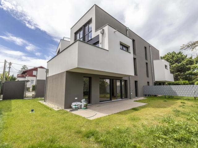 NEUWERTIG: Doppelhaushälfte mit Terrassen und Garten!