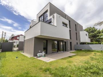 NEUWERTIG: Doppelhaushälfte mit Terrassen und Garten!
