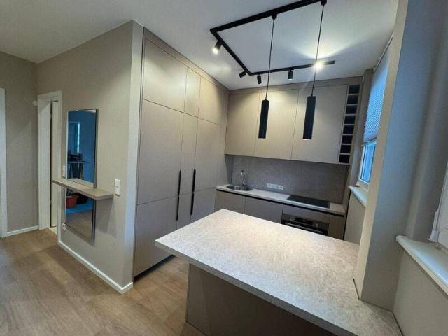 Neuwertig kernsanierte 2 Zimmer Wohnung mit Balkon, Designer Küche & Ankleide in Westend