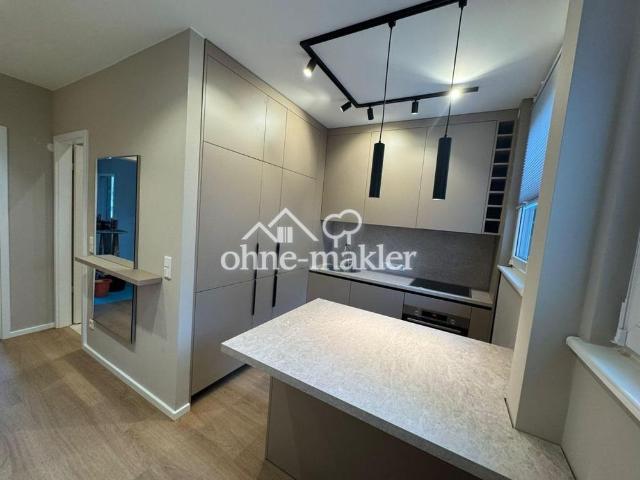 Neuwertig kernsanierte 2 Zimmer Wohnung mit Balkon, Designer Küche & Ankleide in Westend