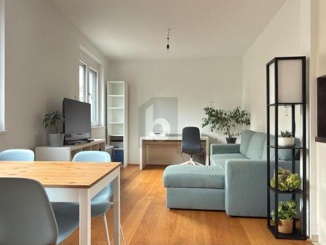 NEUWERTIG IN TOP ZENTRALER RUHELAGE MIT 30 QM BALKON!