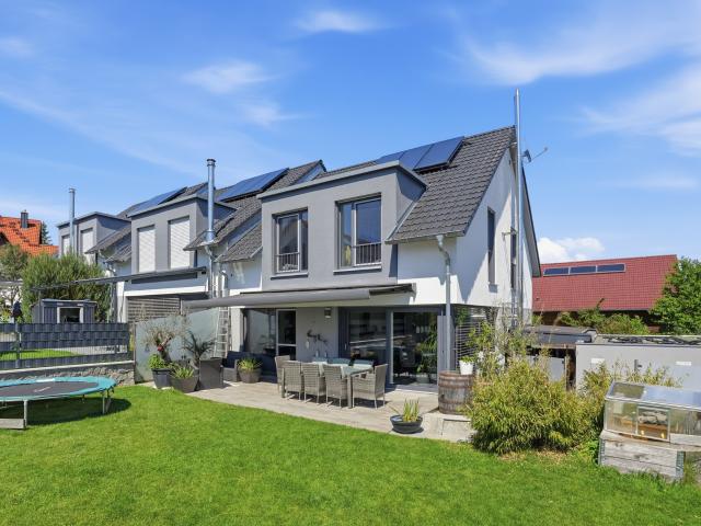 Neuwertig Wohnen im Lonetal modernes und familiengerechtes REH mit großem Garten in Breitingen!