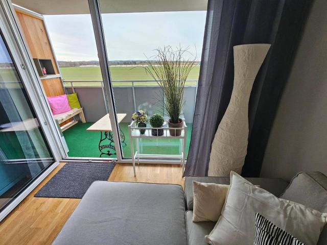 NEUWERTIG: VOLL MÖBLIERTES 2 Zimmer APARTMENT um 890 EUR Monatsmiete am STADTRAND WIENS. In 20min bei UNO CITY. Mit Balkon und BISAMBERG Blick!