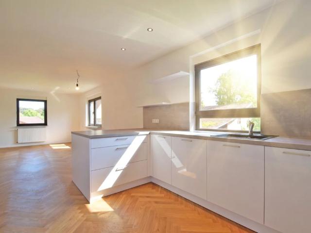 Neuwertige Maisonette Wohnung mit Garten und Doppelgarage