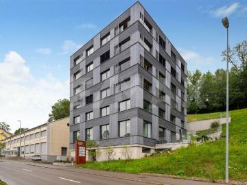 Neuwertige, moderne Wohnung mit verglaster Loggia und schöner Fernsicht