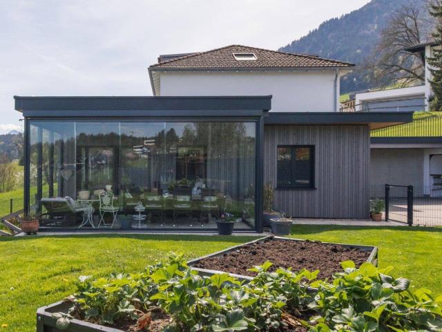 Neuwertige Aufstockbare Doppelhaushälfte mit Wintergarten und Garage