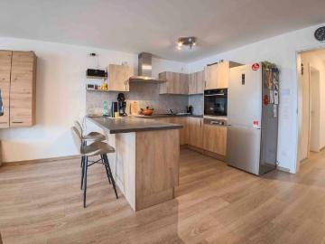 Neuwertige barrierefreie 3 Zimmer Wohnung mit Balkon und 2 Stellplätzen in Freystadt